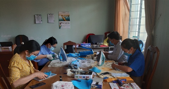 Kon Tum: Chi Đoàn xã Hà Mòn chung tay may khẩu trang y tế phòng, chống dịch Covid-19 